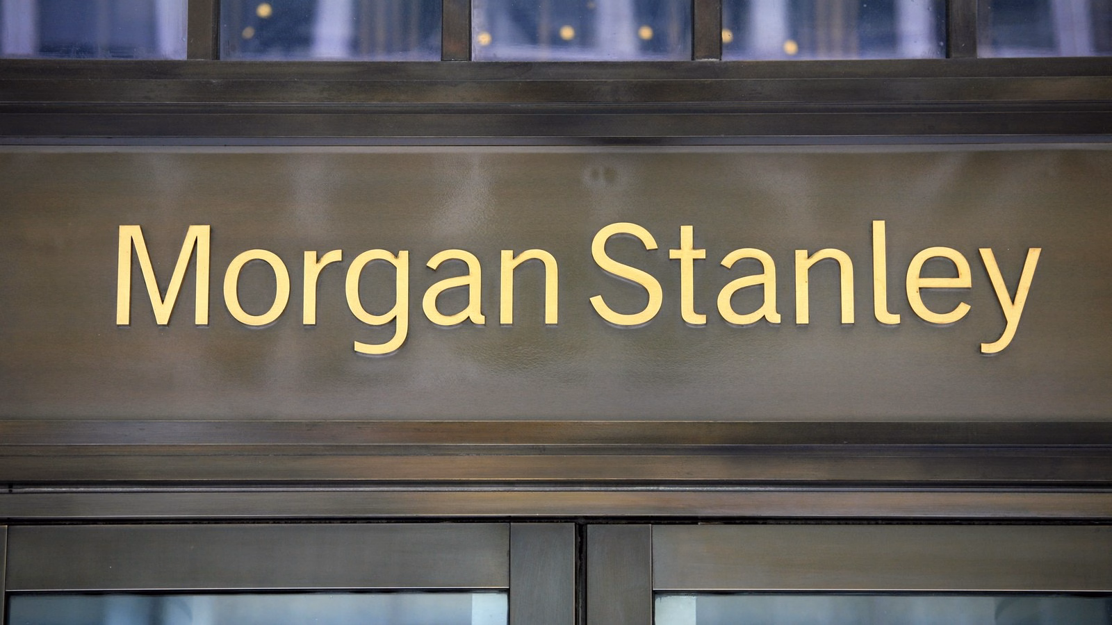 Placa dourada com o nome Morgan Stanley na entrada da sede do banco em Nova York