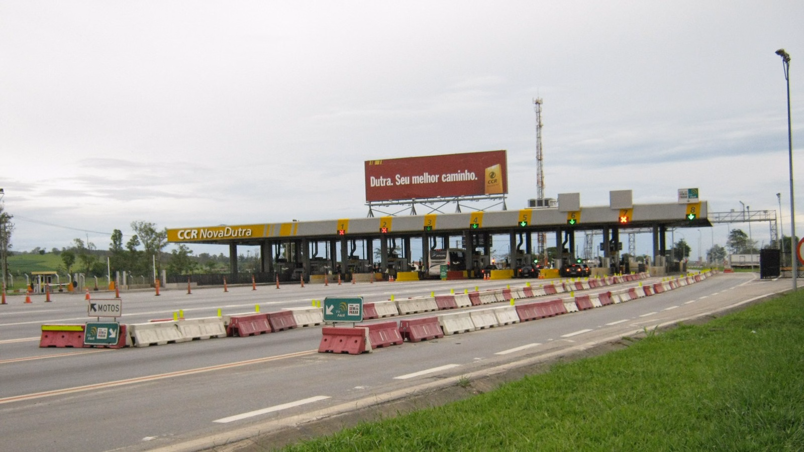 Praça de pedágio da Via Dutra com a marca CCR NovaDutra, concessão da Motiva (MOTV3)