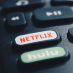 Netflix lucra acima do esperado, mas previsão fraca derruba a ação quase 6% após o balanço