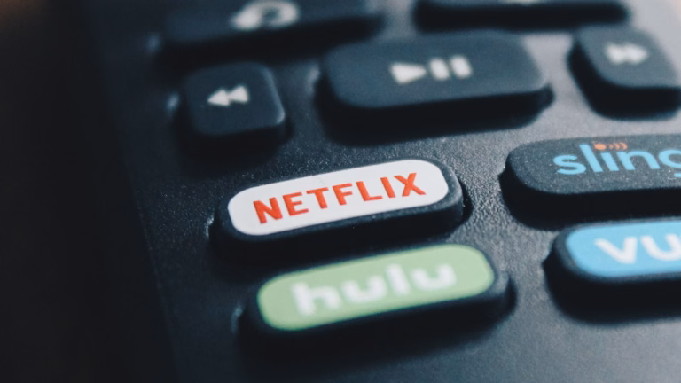 Botão da Netflix em destaque num controle remoto de TV