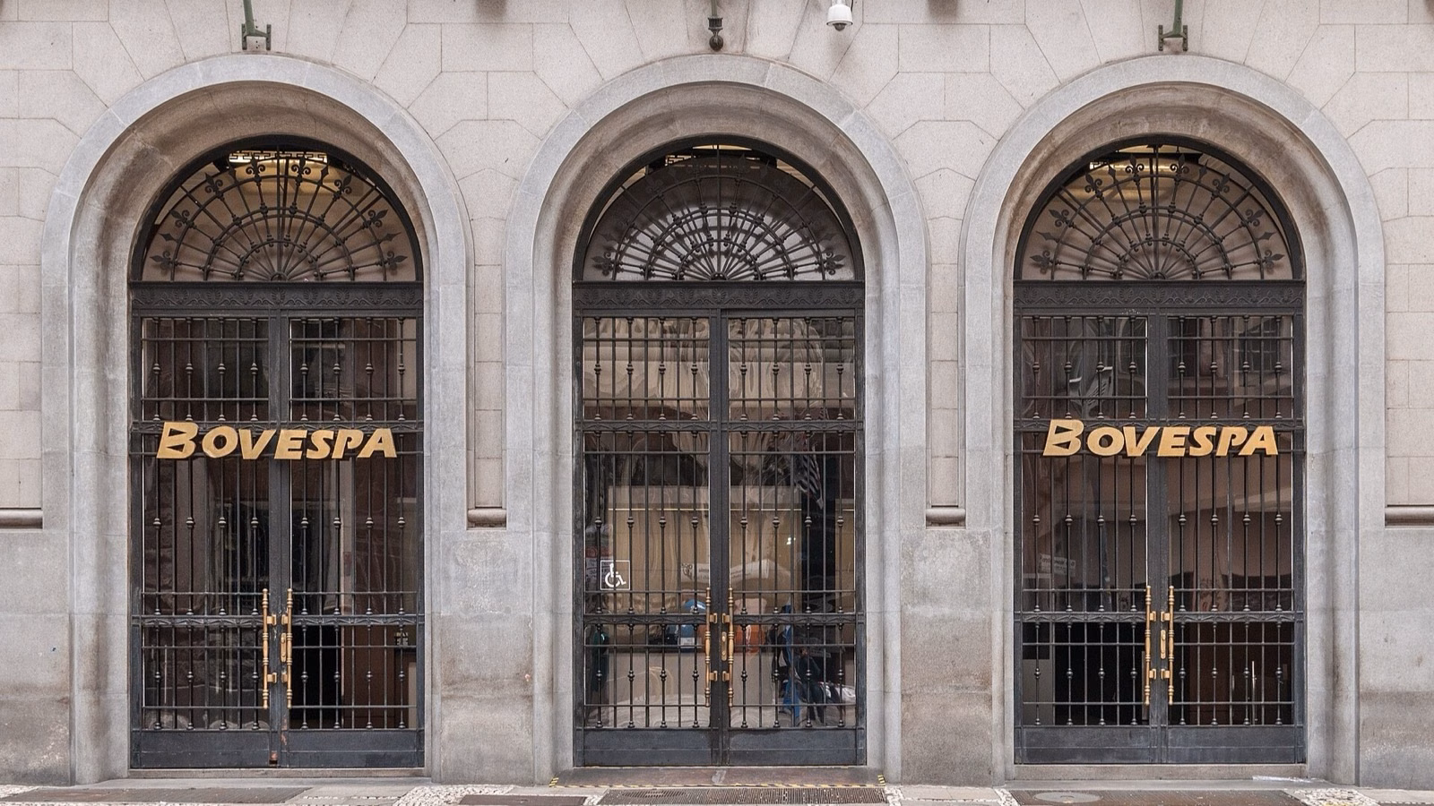 Portas da antiga sede da Bovespa, no centro de São Paulo, onde a ONCO3 fechou a semana a R$ 0,76 enquanto os credores da Oncoclínicas aprovavam o plano