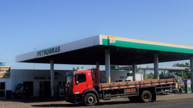 Posto de combustível com a marca Petrobras e o logo BR na cobertura