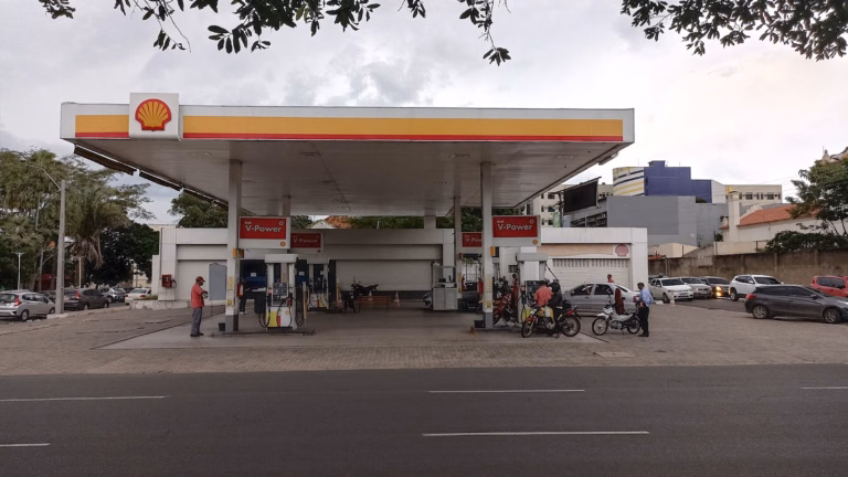 Posto de combustível com a marca Shell, operada no Brasil pela Raízen
