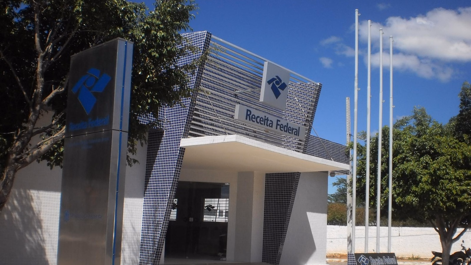 Fachada de agência da Receita Federal com o logotipo e o nome do órgão