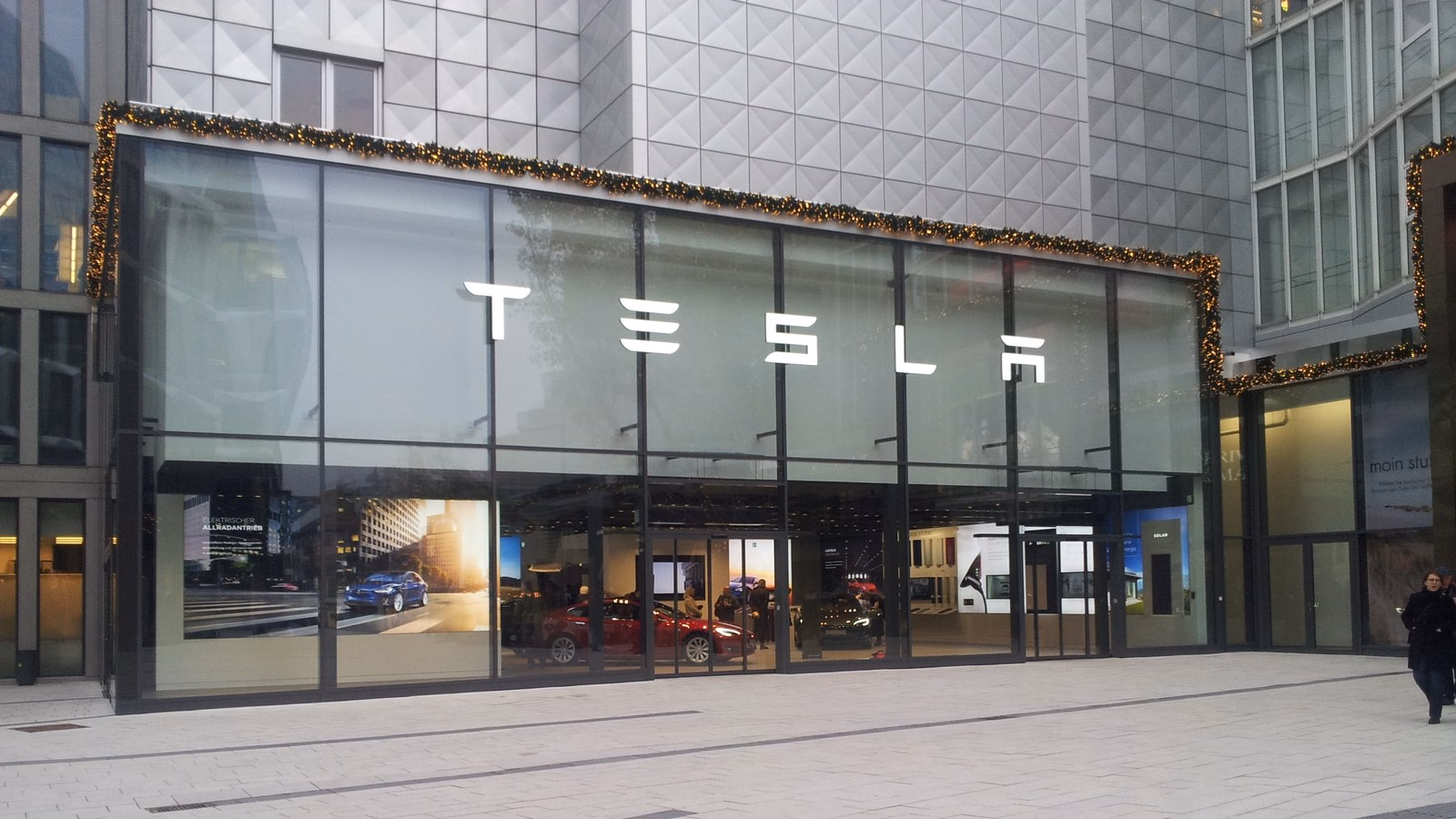 Fachada de loja da Tesla com o letreiro TESLA em letras brancas