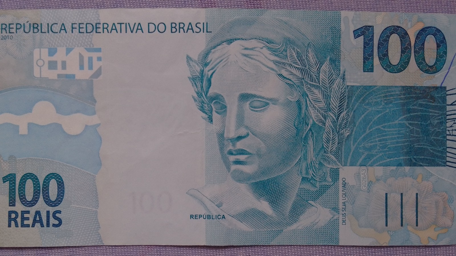 Nota de 100 reais com a efígie da República