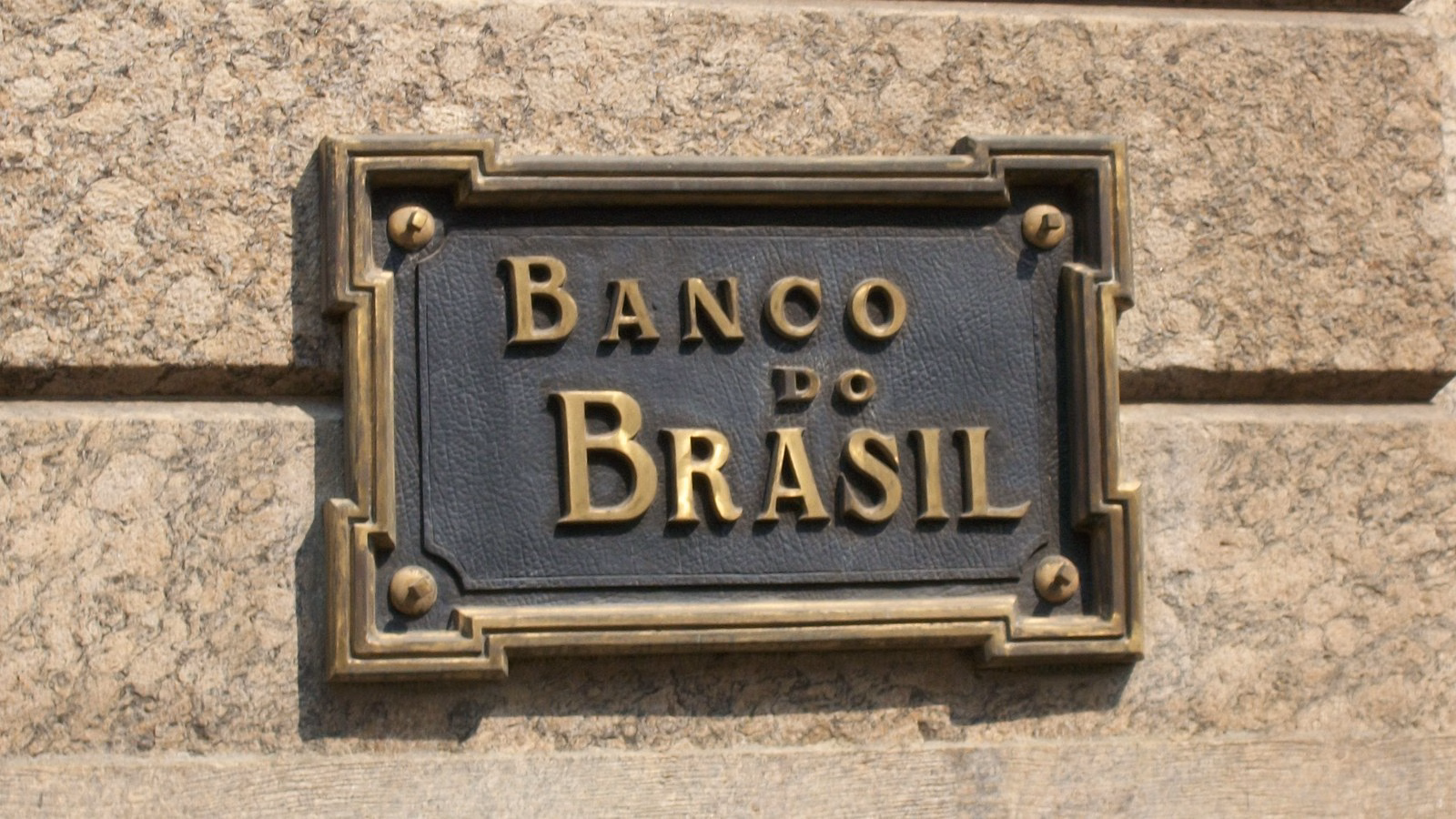 Placa de bronze com o nome Banco do Brasil na fachada de uma agência, único banco que vende o Tesouro Reserva