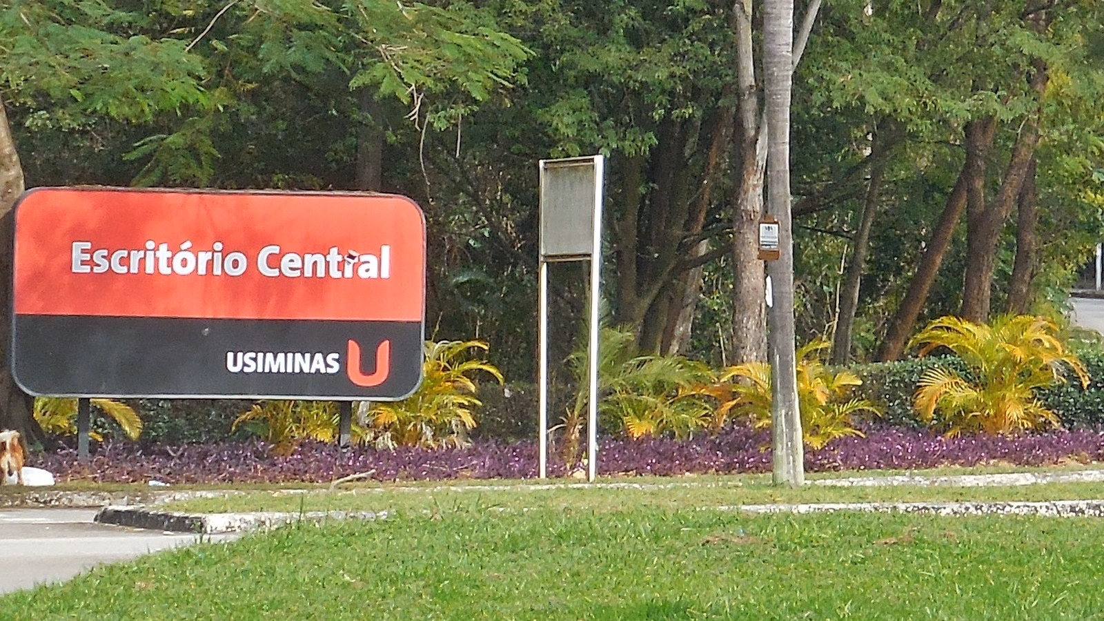 Placa do Escritório Central da Usiminas, com o logotipo da empresa, em Ipatinga (MG)