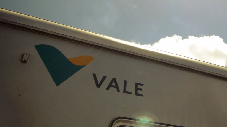 Logotipo da Vale pintado na lateral de um vagão de trem da mineradora