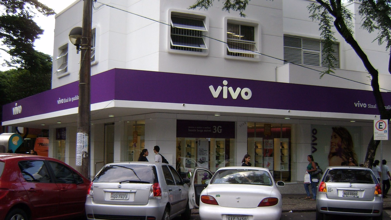 Fachada de loja da Vivo com o logotipo da operadora em faixa roxa, em Belo Horizonte