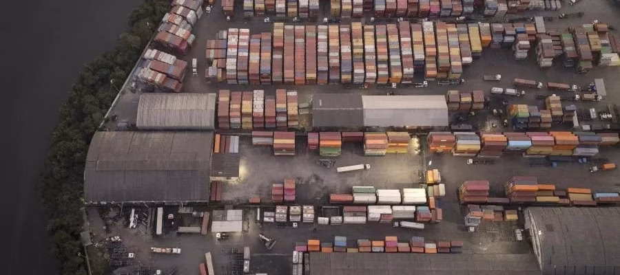 Brasil virou o posto de gasolina da China: o que o superávit de R$70 bilhões significa para seus investimentos